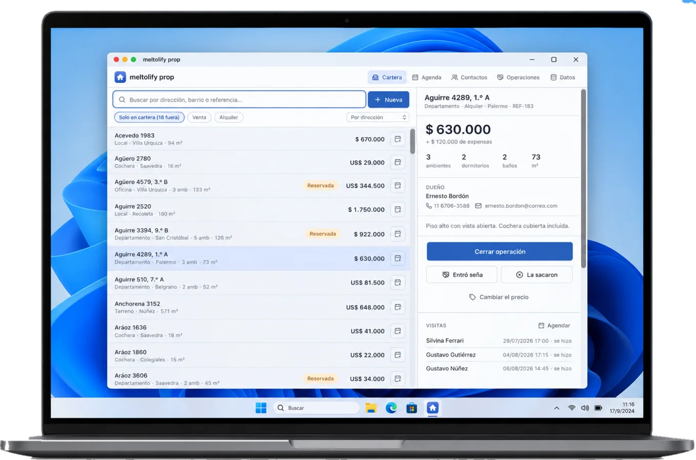 Sistema para inmobiliarias en una notebook con Windows: la cartera de propiedades a la izquierda y la ficha de una, con su precio, su dueño y sus visitas, a la derecha